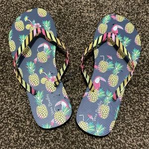 VERA BRADLEY TOUCAN PARTY PINEAPPLES FLIP FLOPS